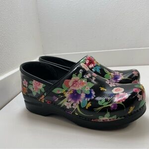 Dansko Professional Stapled Black Patent Leather Floral Clogs Women 7.5 8US 38EU